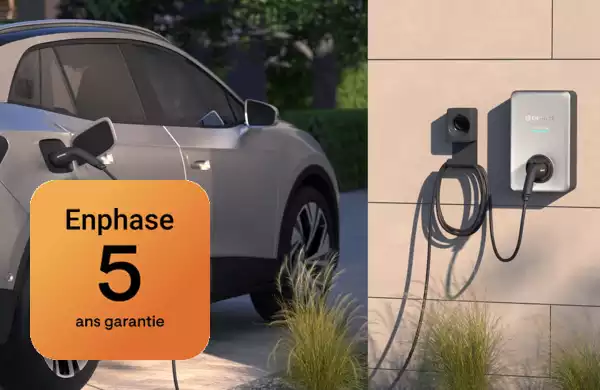 Borne de recharge Enphase branchée à un véhicule électrique Suisse