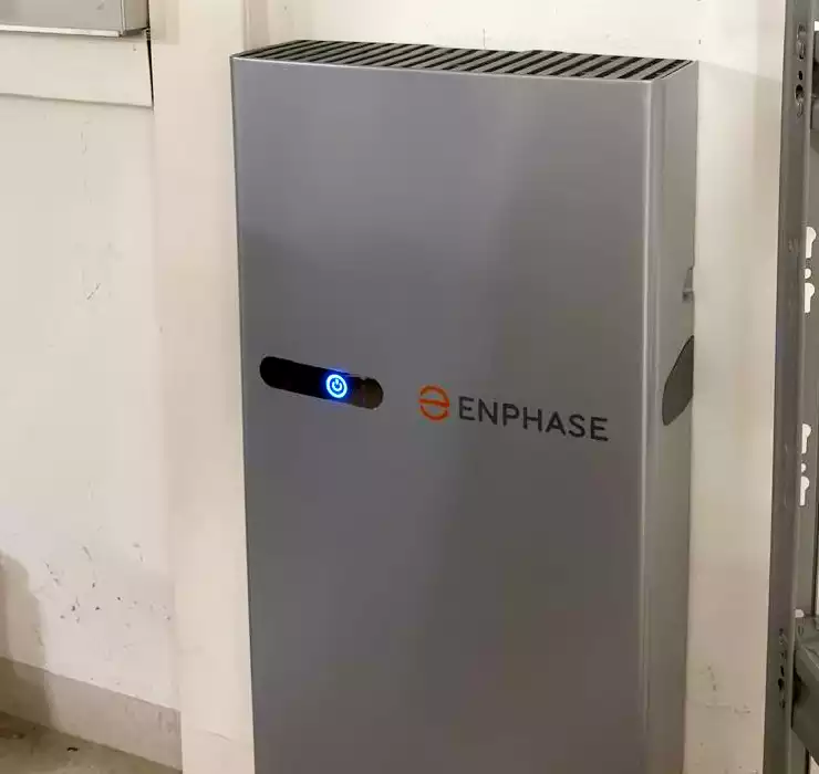 Deux batteries de stockage solaire Enphase IQ Battery 5P installées sur un mur à Bevaix en avril 2026