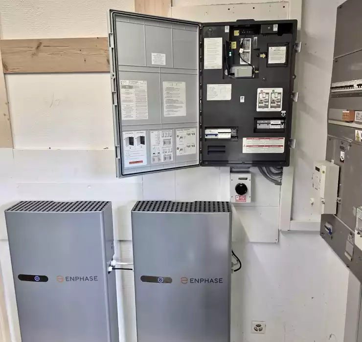 Deux batteries de stockage solaire Enphase IQ Battery 5P installées sur un mur à Roche canton de vaud