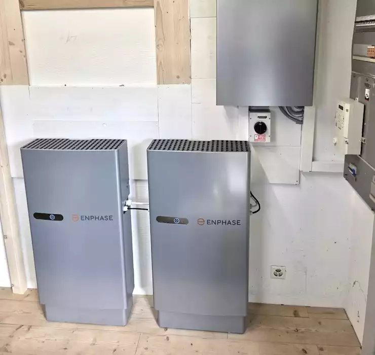 installation d'un carport solaire à Rossens avec matériel Enphase