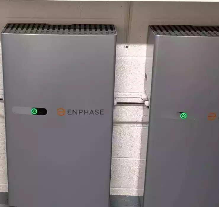Installation de deux batteries Enphase IQ 5P de 5kWh à Bevaix, solution de stockage d'énergie solaire.