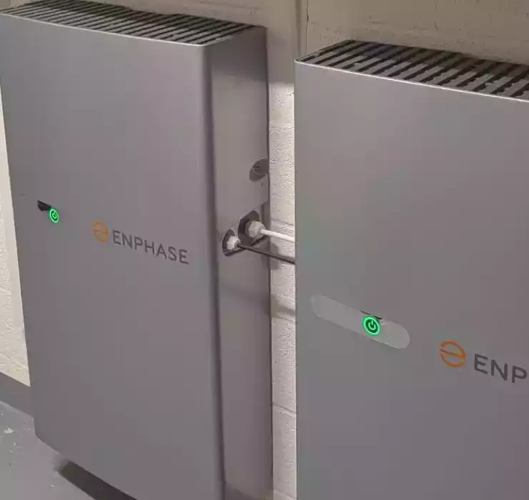 Deux batteries de stockage solaire Enphase IQ Battery 5P installées sur un mur à Bevaix en avril 2026