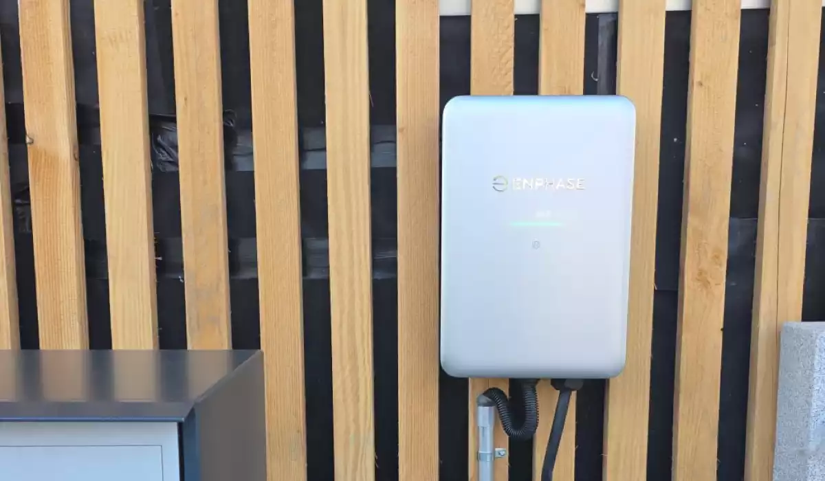 Borne de recharge véhicule électrique Enphase IQ EV 2 installée à Villarzel