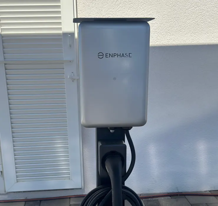 Vue rapprochée borne Enphase IQ Charger 2 avec câble de recharge enroulé à Rossens  