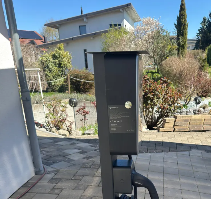 Installation de 2 Détail arrière borne de recharge Enphase IQ Charger 2 sur installation résidentielle à Rossens Enphase IQ5P dans le local technique d'une villa