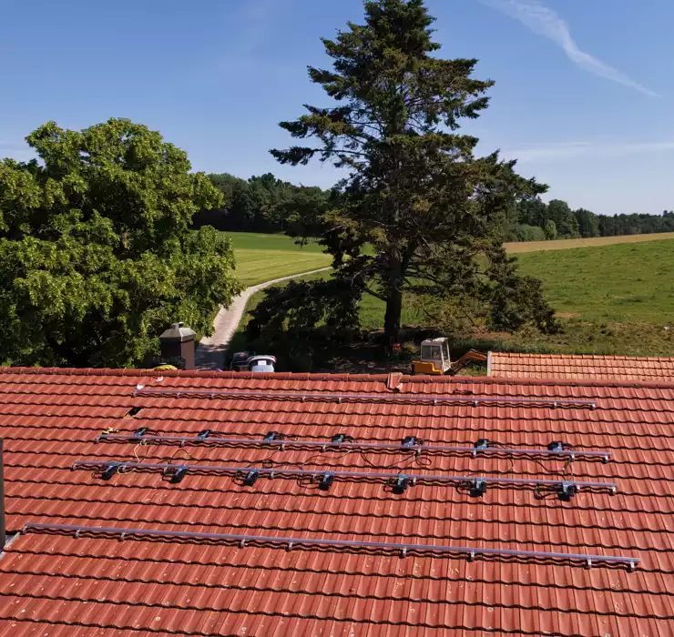 Deux batteries de stockage solaire Enphase IQ Battery 5P installées sur un mur à Bevaix en avril 2026