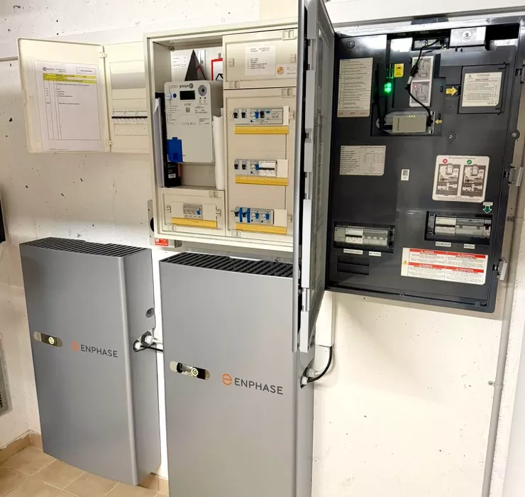 Installation de batterie enphase iq5 à Lossy dans le canton de Fribourg avec Backup Enphase